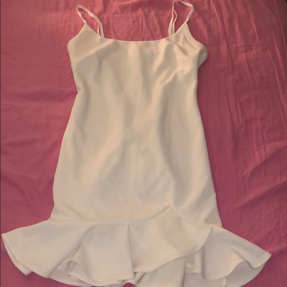 ⚪️WHITE RUFFLE BOTTOM DRESS⚪️